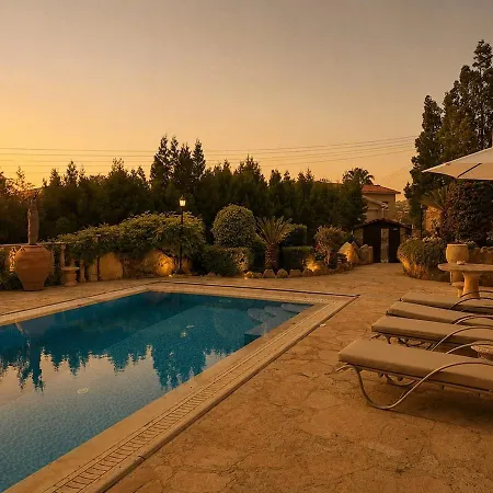 Garden Of Eden - 3 Bedroom Private With Pool Vilă
