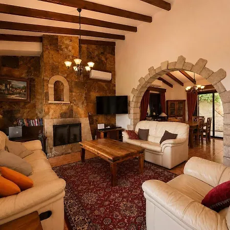 Garden Of Eden - 3 Bedroom Private With Pool Paphos